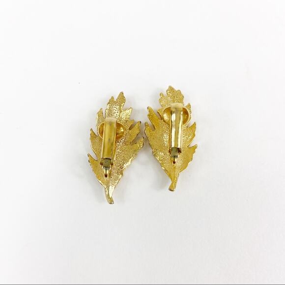 Vintage Gold Tone Leaf Clip On Earrings - Picture 2 of 3